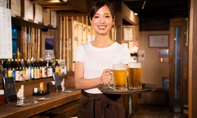 配膳する女性スタッフ