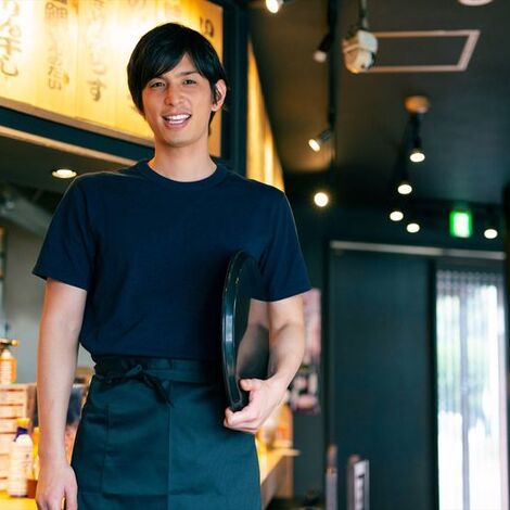 注文を取りに行く男性スタッフ