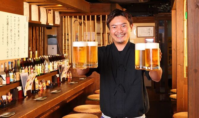 ビールを運ぶ男性スタッフ