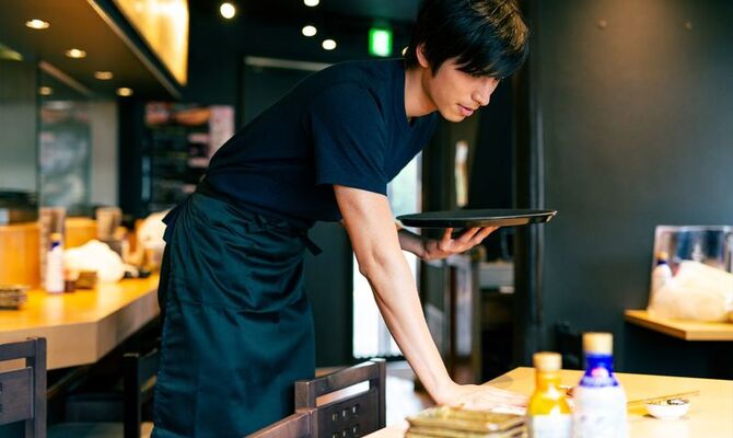 配膳準備する男性スタッフ