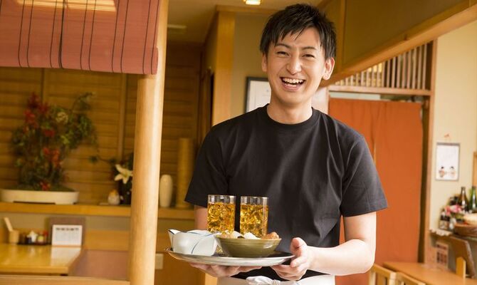 配膳する男性スタッフ