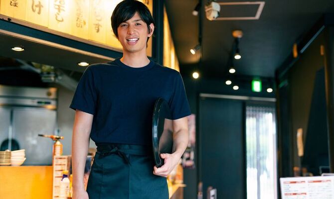 注文を取りに行く男性スタッフ