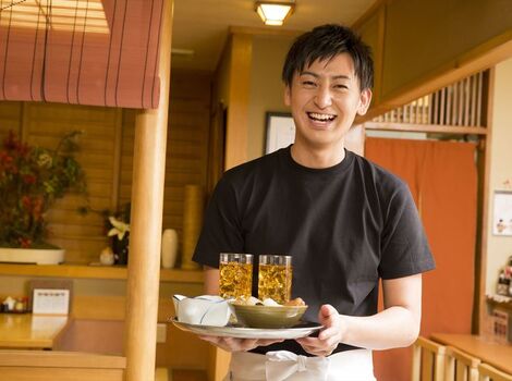 配膳する男性スタッフ